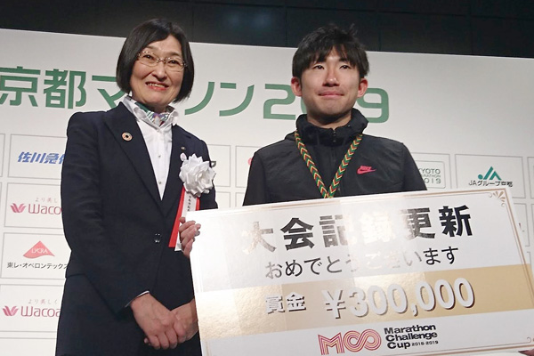 丸山選手は昨年に続く2回目の京都マラソン出場での初優勝。表彰式は大会新記録の誕生に沸いた