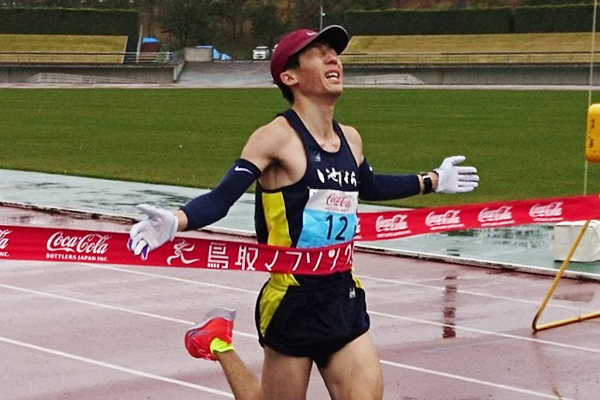 鳥取マラソン　初フルマラソンの高山直哉選手（伊勢原市役所）が10年ぶり大会新で優勝