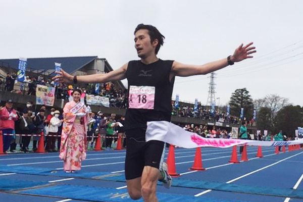 坂本選手は前半1時間10分13秒、後半1時間8分59秒のネガティブスプリットで優勝
