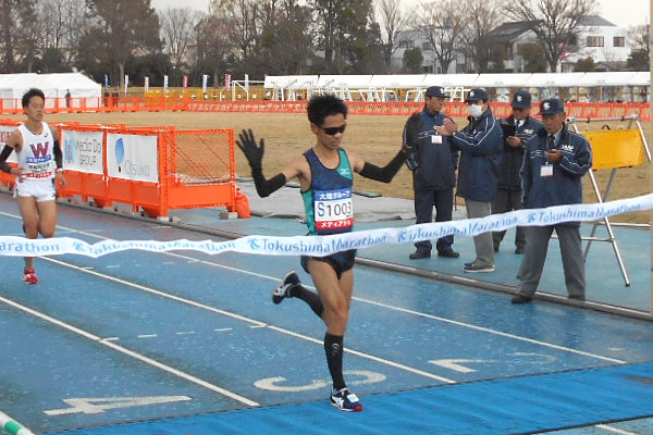 とくしまマラソン　和田壮平選手（徳島市陸協）が2時間20分20秒で2015年以来のV2