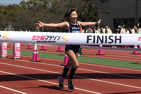 さが桜マラソン　4週連続フルマラソンの吉冨博子選手（メモリード）が地元で三連覇！