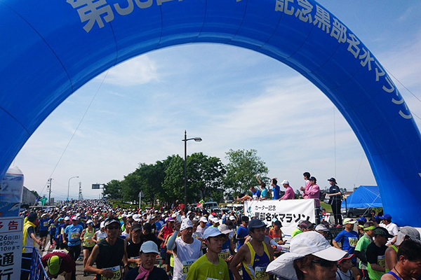 ゲストの高橋尚子さんらが応援する中、フルマラソンのランナーたちがスタート！