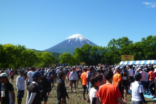 前日は1日中雨という天気だったが夜中には雨も上がり、大会当日は朝から青空。富士山もくっきりと見えた