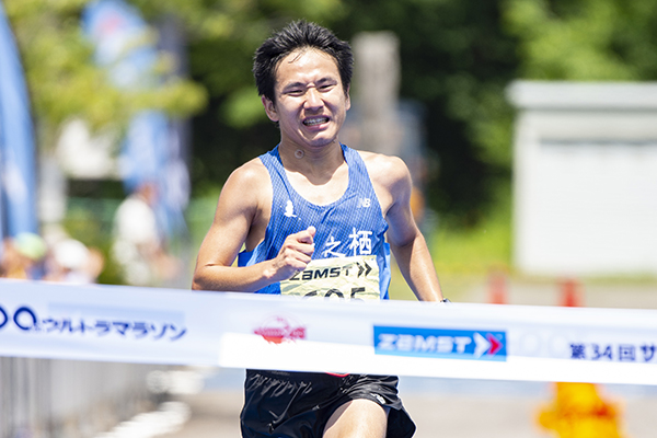 100kmの部優勝の板垣辰矢選手は100km世界歴代3位の記録（6時間14分18秒）を2017年のサロマ湖で出している