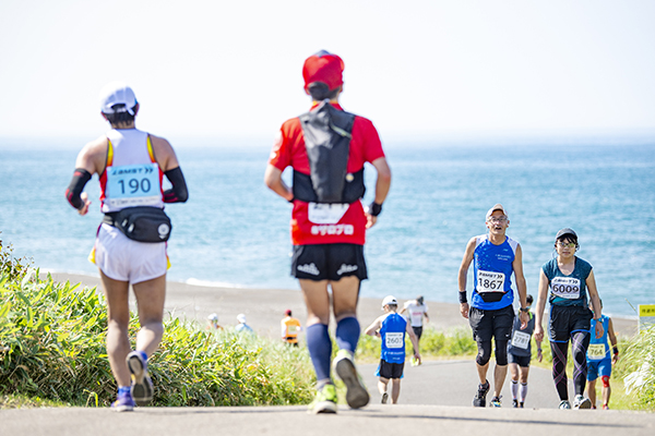 【大会ニュース】サロマ湖100kmウルトラマラソン　男子は板垣辰矢選手が6時間25分52秒で、女子は藤澤舞選手が7時間32分50秒で優勝