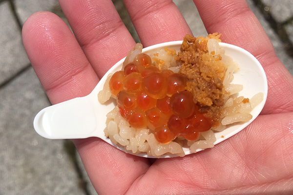 エイドでは名物の「ミニウニイクラ丼」フィニッシュ後はメロンのサービスなど、北海道らしい補給食も人気