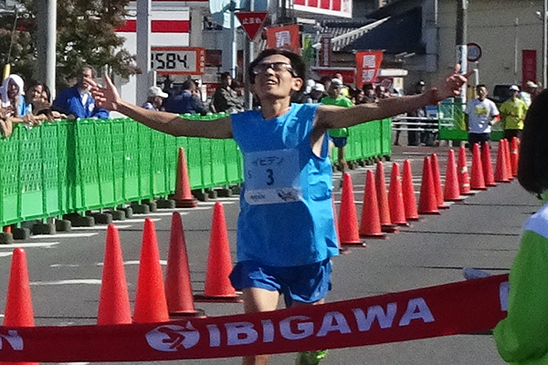 男子優勝・河野孝志さん「2週間前の盛岡シティマラソンに続くMCC2連勝となり、非常にうれしいです」