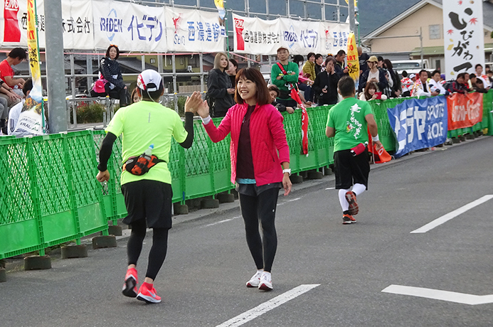 「いびがわマラソンスペシャルアドバイザー」の高橋尚子さんとハイタッチ！