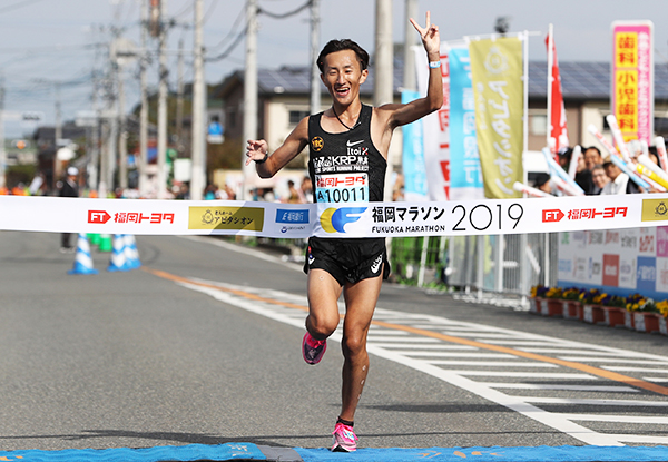 フルマラソン男子は、2年ぶり2度目の優勝となる田中飛鳥さんが大会新記録で30万円の賞金を手にした