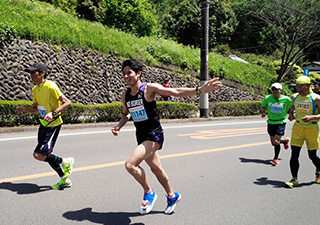 フィニッシュ前500ｍの名物“登り坂”を走る松嶋康平