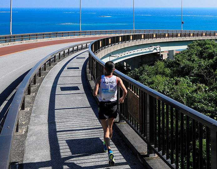沖縄の12月の平均気温は18.7℃。海を眺めながら走る100km