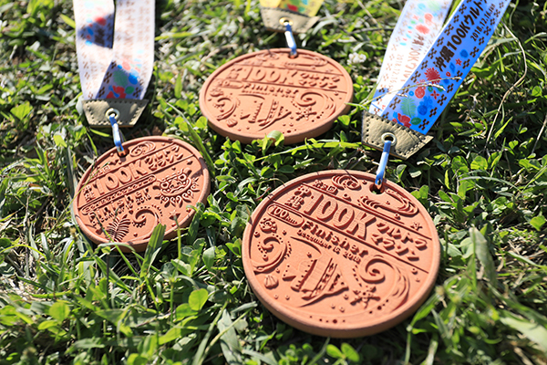 完走メダルは沖縄文化の象徴である「やちむん」（伝統工芸陶器）