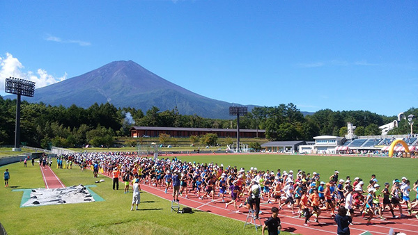 山梨県富士吉田市の標高約1000mに位置する富士北麓公園陸上競技場で800m～5000mの記録会開催