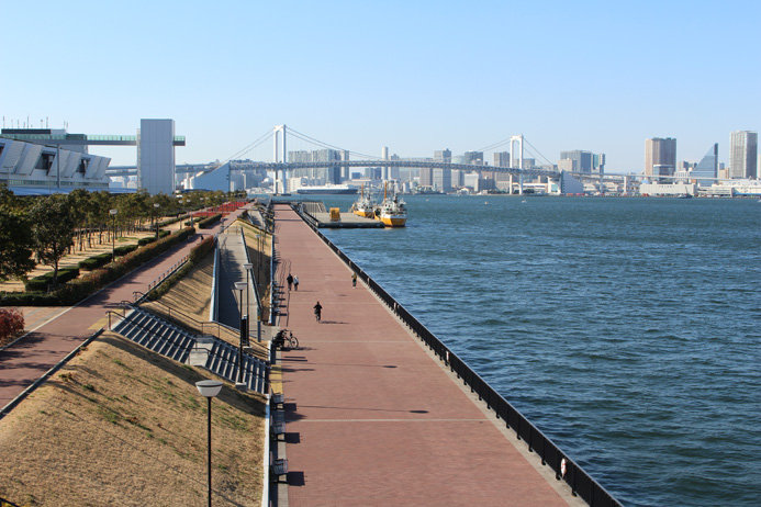 東京・豊洲のコースからはレインボーブリッジやスカイツリーも眺められる海風の気持ち良いコースです