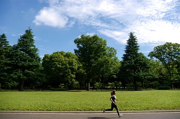 【週刊ランナーズ】夏のシェイプアップと秋のマラソンの脚づくりには朝ランがもっとも効果的！