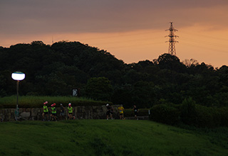 夕暮れの京都を走り抜けるランナーたち