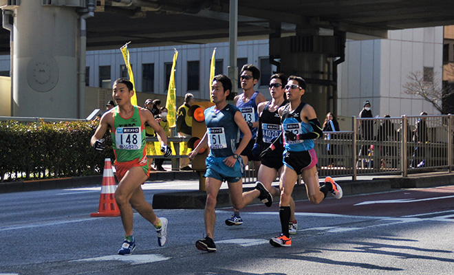 東京マラソンで力走する早坂さん（左端）