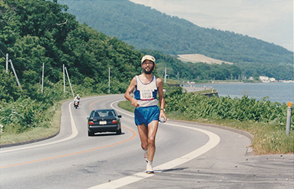 52歳の時に初めてサロマ湖に出場した山崎さん（７時間54秒13秒/1992年）