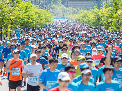 初夏の軽井沢を走り出すランナーたち（軽井沢ハーフマラソン大会事務局提供）