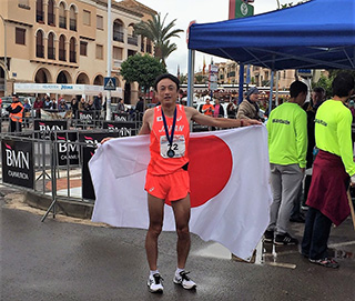 IAU100km世界選手権で優勝直後の山内さん（詳細は2017年ランナーズ3月号79ページ「マイトレーニング」参照）