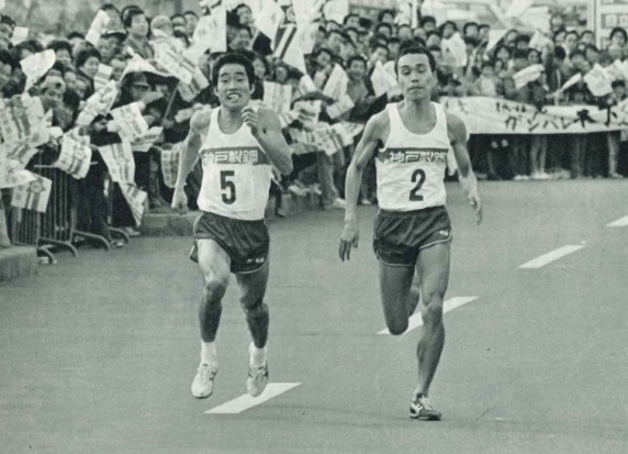 1979年別府大分マラソンで優勝した喜多さん（右）。ランナーズ1979年４月号より