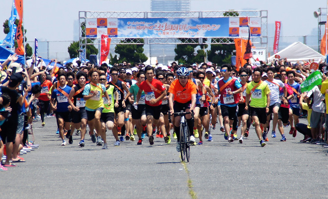 全力でスタートする各チーム第一走者のランナーたち