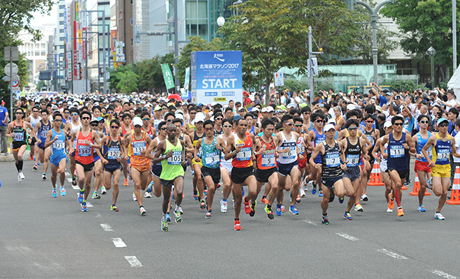 １万５６８７人のランナーがスタート（写真／若林伸夫）