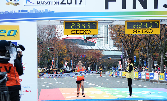 5km毎のラップは18分3秒～18分39秒と、終始一定ペースを刻んで優勝した木下さん。これも「スイカお尻」の力