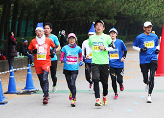 82歳のランナー、中野陽子さん（写真左から2番目 第29回ランナーズ賞受賞者）はハーフマラソンを１時間59分24秒で完走