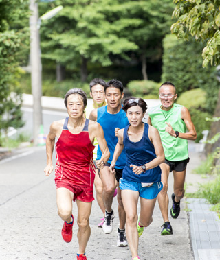 サブスリーランナーを激坂で撮影。撮影前にはカメラマンも激坂を走って勾配とアングルを確認する