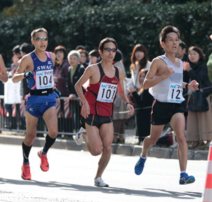 昨年の福岡国際マラソンでは2時間24分51秒だった（右）