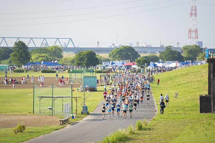 スタートする100kmの出走者たち（写真・小野口健太）