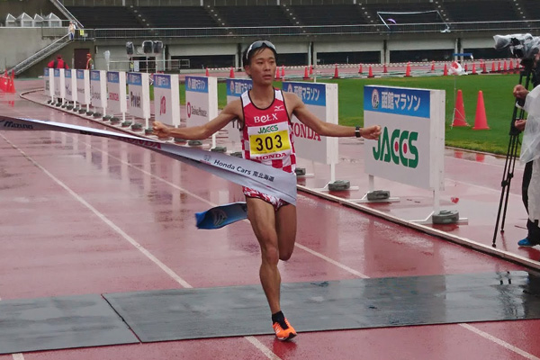 雨の中、トップでゴールする山下選手。弟の克尚さんは、リオパラリンピック銀メダリスト・道下美里さんら盲人ランナーの伴走を務め、父親も市民ランナーという「ランナー一家」