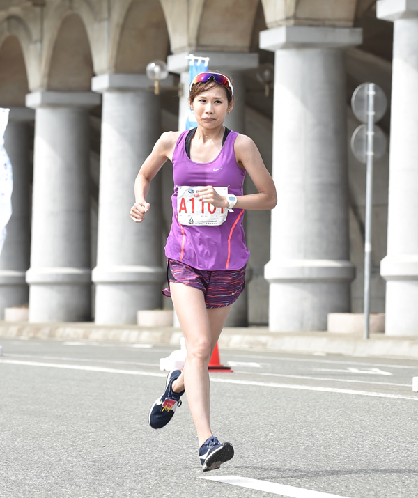 最後の直線を走る遠藤さん。この夏は35km走の他に、札幌30K、旭川30Kでペーサーを務め、暑い中30km以上の走り込みを3本こなしてきた