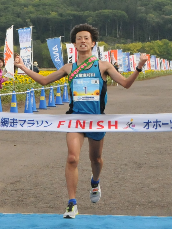 約3km地点で独走となり、そのままひまわり畑の広がる大曲湖畔園地のゴールに飛び込んできた齊藤真也さん