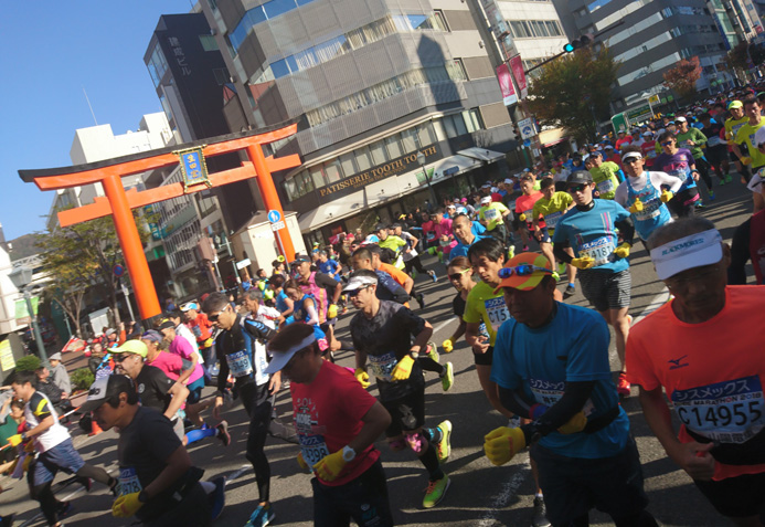 神戸マラソンのスタート直後。今年で8回目の開催となった