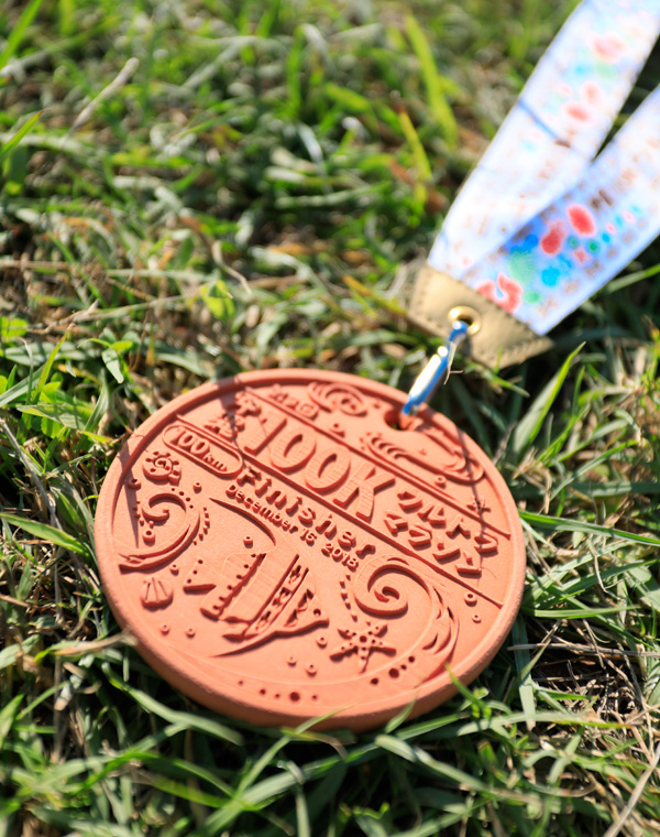 完走メダルは沖縄県産の陶器「やちむん」