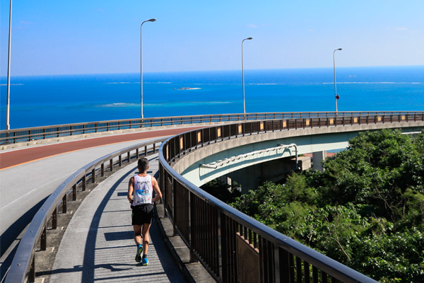 最高気温24℃、完走率は約65.7％　沖縄の青い空と海を堪能できる100kmマラソン