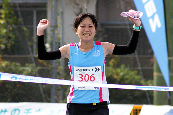 ゴールテープを切る仲田光穂さん（フルマラソンベストは2019年大阪国際女子の2時間51分）
