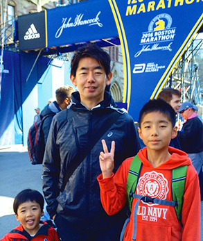 健二さんが75歳で完走したボストンマラソンには、嘉朗さんも、お子さんと現地まで応援に駆けつけた