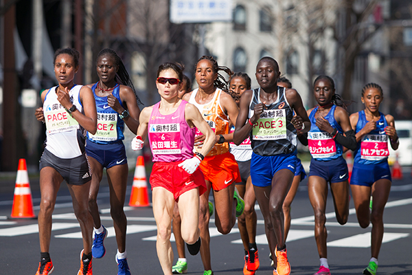 大阪国際女子マラソン、御堂筋を走る先頭集団