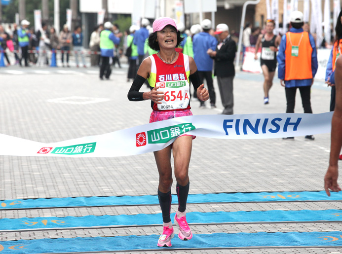 写真は、弓削田さんが悲願の初サブスリーを達成した昨年11月の下関海響マラソン