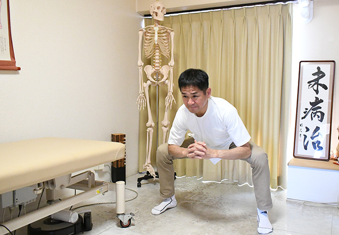 柳先生も仕事の合間に実践中。この姿勢で20秒静止して、股関節を伸ばす