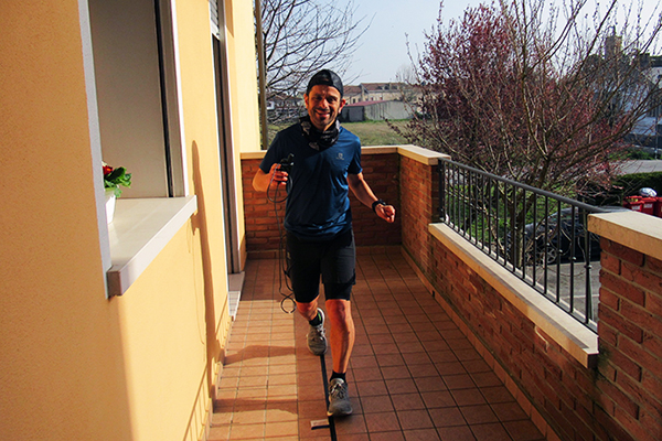 【この緊急事態どう走る？】自宅バルコニーで、ひとり100km走を敢行！イタリアの44歳男性ランナー