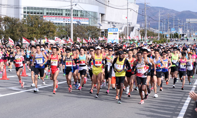 今年の防府マラソンはコロナ対策で山口県内ランナーと実業団登録選手、ブランドランナーのみでの開催となり、388人がスタートした