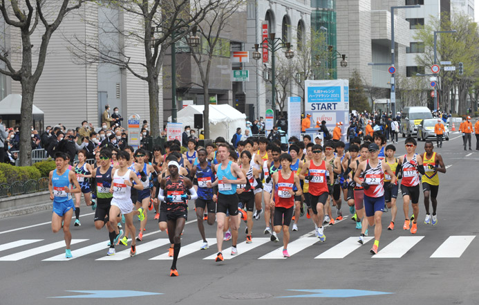 強風の中スタートする選手たち。完走者は男女合わせて67人だった（写真提供／北海道・札幌マラソンフェスティバル2021）