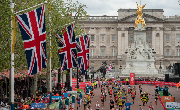 バッキンガム宮殿前のゴールを目指すランナーたち（2019年大会）© Virgin Money London Marathon