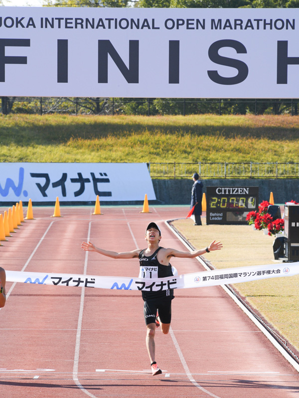 第74回大会で優勝した吉田祐也選手　©朝日新聞社