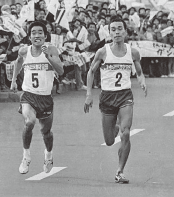 1979年の別府大分マラソンで優勝した喜多さん（右）