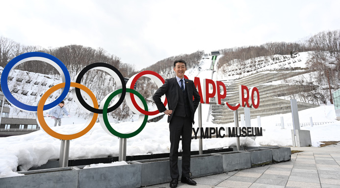 札幌オリンピックミュージアムにて。後ろに見えるのが大倉山ジャンプ台（写真／釜石由起）
